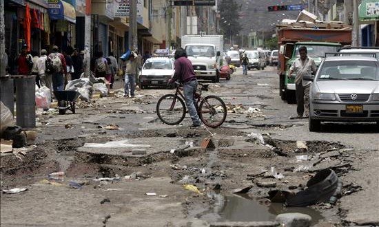 Decretan estado emergencia en 19 pueblos de Perú por deslizamiento de tierras
Las lluvias caídas en varias esas zonas de Piscobamba durante marzo y abril provocaron que el 4 de mayo hubiera un deslizamiento masivo de tierra que provocó grietas y asentamiento de terrenos.