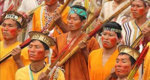 Perú lanza un sitio web de vídeos para mostrar su diversidad cultural
En la imagen, un grupo de indígenas amazónicos de Perú.