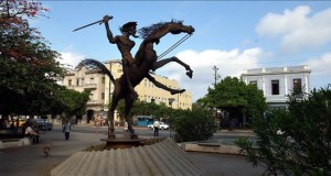 Perú acoge segunda parte de simposio internacional "El Quijote desde América"
Vista de una estatua ecuestre de Don Quijote.