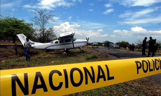 Congreso de Perú aprobó el derribo de aeronaves usadas por el narcotráfico
El congresista indicó que la norma establece cinco procedimientos previos al derribo que incluyen medidas de identificación, intervención, persuasión y neutralización, en forma progresiva y siempre que la anterior no tuviera éxito o sea acatada.
