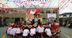 Un centenar de presos participa en una exhibición de bailes típicos de Perú
Presos peruanos y extranjeros son vistos en el penal El Callao en Callao (Perú). Los reos exhibieron trajes tícios de Perú en el festival "Folclor en el Callao" organizado con motivo del Día Internacional del Folclor