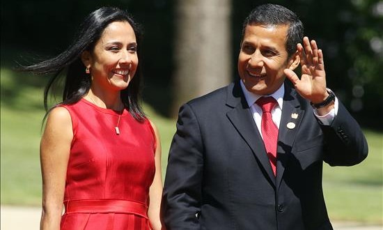 Humala saluda la anulación de la investigación a su esposa por lavado de activos
El presidente de Perú, Ollanta Humala (d), junto a su esposa Nadine Heredia (i).