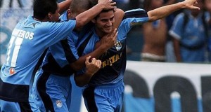 El Sporting Cristal gana el Apertura y el panameño Tejada se luce con doblete
El equipo celeste terminó el Apertura con 31 puntos en la clasificación, tres más que el Deportivo Municipal y el Real Garcilaso, segundo y tercero, respectivamente, con 28 puntos. En la imagen el registro de otra de las celebraciones del Sporting Cristal de Perú.