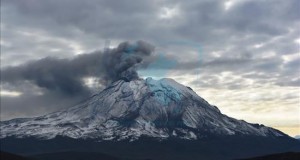 El volcán peruano Ubinas dispersa cenizas en un radio de diez kilómetros
Fotografía tomada el pasado15 de abril en la que se registró una panorámica del volcán Ubinas, cedida por el Observatorio Vulcanológico del Instituto Geológico Minero y Metalúrgico (Ingemmet) del Perú.