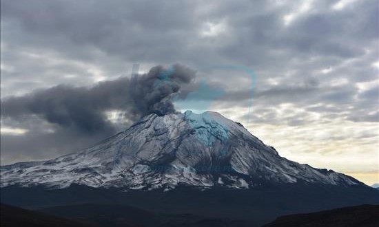 El volcán peruano Ubinas dispersa cenizas en un radio de diez kilómetros
Fotografía tomada el pasado15 de abril en la que se registró una panorámica del volcán Ubinas, cedida por el Observatorio Vulcanológico del Instituto Geológico Minero y Metalúrgico (Ingemmet) del Perú.