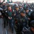 El peruano Belaunde Lossio confirmó sobornos en Bolivia, según fiscal boliviano
Policías peruanos escoltan al empresario peruano Martín Belaunde Lossio (4-i) en el puente internacional de Desaguadero, localidad fronteriza entre Bolivia y Perú.