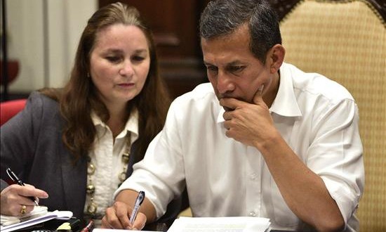 Humala coordina con Merkel, Hollande y Ban acciones del COP21 en París
El presidente de Perú, Ollanta Humala (d), tras sostener un diálogo telefónico con la canciller alemana, Ángela Merkel; el presidente de Francia, François Hollande; y el secretario general de las Naciones Unidas, Ban Ki Moon, sobre la realización de la cumbre sobre cambio climático COP21 de París en noviembre próximo.