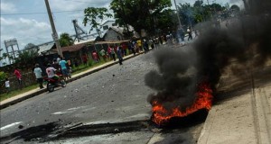 Paro en región peruana busca que el Estado asuma operación de lote petrolero
Manifestantes vistos este martes 25 de agosto de 2015, durante un paro convocado por sindicatos y organizaciones indígenas contra la adjudicación del lote petrolero más grande del país en Iquitos (Perú).