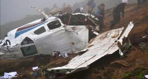 Tres muertos al estrellarse una avioneta en un cerro de Lima
Fotografía cedida por la agencia peruana de noticias Andina de rescatistas y periodistas junto a los restos de una avioneta particular que se accidentó, este 26 de agosto de 2015, contra un cerro al sur de Lima (Perú).