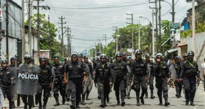 Perú tendrá inversión en equipamiento policial por 600 millones de dólares
Policías peruanos vistos durante un paro convocado por sindicatos y organizaciones indígenas contra la adjudicación del lote petrolero más grande del país en Iquitos (Perú).