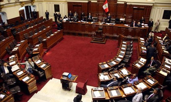 El Gobierno peruano promulga la ley que autoriza el derribo de aviones del narcotráfico
La Comisión de Defensa del Congreso aprobó en marzo pasado un proyecto de ley que propone regular el procedimiento para la interceptación y derribo de aeronaves sospechosas de transportar drogas.