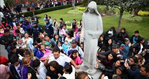 Fieles acuden a santuario y procesión en el día de Santa Rosa de Lima
Fieles acuden, este 30 de agosto de 2015, al santuario de Santa Rosa en el centro histórico de Lima (Perú), para dejar sus deseos en un buzón y participar en la misa y procesión celebradas en su día.