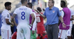 Klinsmann llama a 7 jugadores de origen latino para choques con Perú y Brasil
El seleccionador de Estados Unidos Jürgen Klinsmann (dcha) habla con sus jugadores.