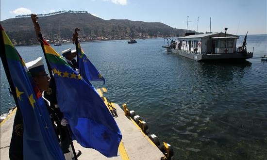 Médicos Bolivia y Perú viajan por el lago Titicaca para atender a sus pobladores
Soldados bolivianos despiden a una brigada de médicos de Bolivia y Perú que inicia hoy, lunes 31 de agosto de 2015, una travesía de ocho días en el barco Hospital "Julián Apaza" para atender a pobladores del lago Titicaca, compartido por ambos países, dentro de una campaña binacional de salud promovida por las Armadas de ambos países.