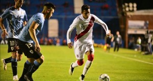 El peruano Sergio Peña se va cedido al Alianza de Lima hasta final de año
Sergio Peña (d) de Perú disputa el balón con Gastón Pereiro (i) y Facundo Boné (2-i).