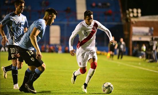 El peruano Sergio Peña se va cedido al Alianza de Lima hasta final de año
Sergio Peña (d) de Perú disputa el balón con Gastón Pereiro (i) y Facundo Boné (2-i).