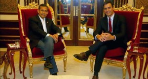 El presidente de Perú se reúne con el secretario del PSOE Pedro Sánchez
Fotografía cedida por la Presidencia de Perú de el presidente de Perú Ollanta Humala (i) es visto junto al secretario general del Partido Socialista Obrero Español (PSOE), Pedro Sánchez (d) en una audiencia privada en el Palacio de Gobierno en Lima.