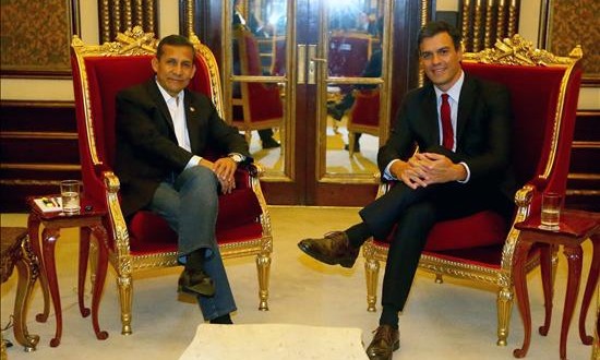 El presidente de Perú se reúne con el secretario del PSOE Pedro Sánchez
Fotografía cedida por la Presidencia de Perú de el presidente de Perú Ollanta Humala (i) es visto junto al secretario general del Partido Socialista Obrero Español (PSOE), Pedro Sánchez (d) en una audiencia privada en el Palacio de Gobierno en Lima.