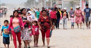 El Gobierno peruano prorroga la emergencia en 14 regiones por el fenómeno del Niño
Pobladores participan en un simulacro de evacuación y atención de heridos por el fenómeno climático del Niño, este lunes 31 de agosto de 2015, en Piura (Perú).