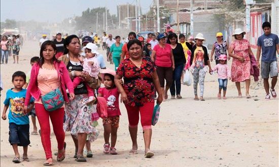 El Gobierno peruano prorroga la emergencia en 14 regiones por el fenómeno del Niño
Pobladores participan en un simulacro de evacuación y atención de heridos por el fenómeno climático del Niño, este lunes 31 de agosto de 2015, en Piura (Perú).