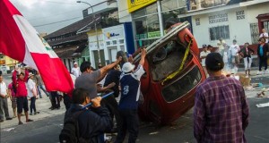 Disturbios al iniciar el paro contra la explotación del mayor lote petrolero en Perú
Un grupo de personas voltea un vehículo mientras se manifiesta contra la explotación privada del lote petrolero 192, el mayor del país, durante el paro de 48 horas en la región Loreto, en la selva norte de Perú, que empezó hoy, miércoles 2 de septiembre de 2015, con desórdenes en las calles de la ciudad de Iquitos, rotura de cristales y ataques a locales políticos.