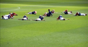 Estados Unidos buscará ante Perú recuperar la imagen perdida en la Copa Oro
Jugadores de la selección estadounidense durante una sesión de entrenamiento.