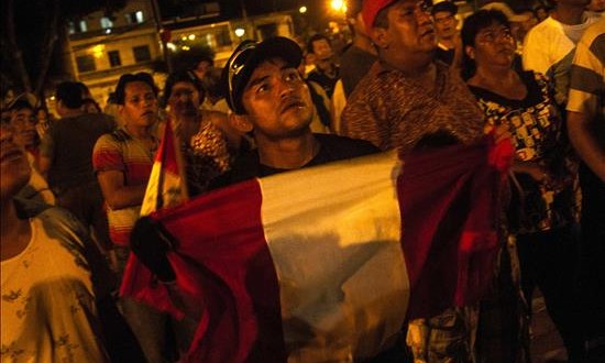 El paro por la explotación del mayor lote petrolero en Perú transcurre en calma
Un hombre sostiene una bandera de Perú, este miércoles 2 de septiembre de 2015, en Iquitos departamento de Loreto (Perú), durante el paro de 48 horas por la oposición de organizaciones sociales a la explotación privada del lote petrolero 192.