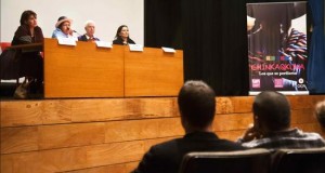 El libro "Chinkaqkuna" recoge esfuerzo de Perú por hallar a miles de desaparecidos
(De izquierda a derecha) La periodista Paola Ugaz, Adelina García, presidenta de la Asociación Nacional de Familiares de Secuestrados, Detenidos y Desaparecidos de Perú (ANFASEP), Jorge Bruce, psicoanalista, y Sofía Macher, representante del Lugar de la Memoria participan en la presentación del libro "Chinkaqkuna. Los que se perdieron".