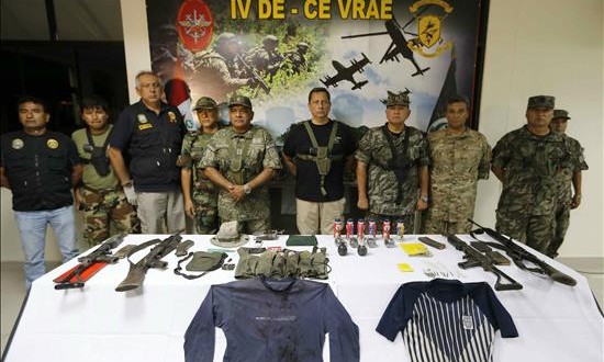 Perú considera que el mayor mando militar de Sendero murió en un enfrentamiento
Fotografía cedida, este 4 de septiembre de 2015, de altos mandos policiales y militares, entre ellos el viceministro de Defensa, Iván Vega (6-i), quienes posan con el armamento y material subversivo incautado el miércoles en la provincia de Huanta, perteneciente a la región de Ayacucho, y dentro del VRAEM, durante una conferencia de prensa en Lima (Perú).