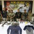 Perú considera que el mayor mando militar de Sendero murió en un enfrentamiento
Fotografía cedida, este 4 de septiembre de 2015, de altos mandos policiales y militares, entre ellos el viceministro de Defensa, Iván Vega (6-i), quienes posan con el armamento y material subversivo incautado el miércoles en la provincia de Huanta, perteneciente a la región de Ayacucho, y dentro del VRAEM, durante una conferencia de prensa en Lima (Perú).