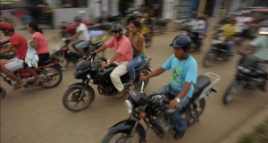 "Chapa tu choro", el polémico lema para que los peruanos capturen a los ladrones
Aspecto de la vida diaria en una calle céntrica en el ciudad de Puerto Maldonado, en el departamento Madre de Dios, en la selva suroriental de Perú.