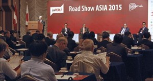 Perú inicia en Tokio un gira en busca de inversores en Asia
(De izda a dcha) Shimpei Miyamura, presidente del Consejo Empresarial peruano-japonés; José Antonio Blanco, presidente de la asociación inPERÚ; el embajador de Perú en Japón, Elard Escala; el gobernador del Banco Central de Reserva (BCR) de Perú, Julio Velarde; y el presidente de la Bolsa de Valores de Lima, Christian Laub, durante la inauguración hoy en Tokio de la gira (road show) asiática 2015