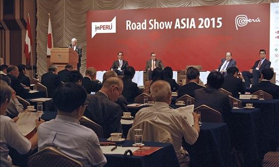 Perú inicia en Tokio un gira en busca de inversores en Asia
(De izda a dcha) Shimpei Miyamura, presidente del Consejo Empresarial peruano-japonés; José Antonio Blanco, presidente de la asociación inPERÚ; el embajador de Perú en Japón, Elard Escala; el gobernador del Banco Central de Reserva (BCR) de Perú, Julio Velarde; y el presidente de la Bolsa de Valores de Lima, Christian Laub, durante la inauguración hoy en Tokio de la gira (road show) asiática 2015