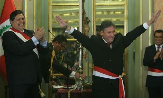 Exministro de Alan García niega en un juicio acordar indultos a narcotraficantes
En la imagen, el expresidente de Perú Alan García (i) junto al exministro de Justicia, Aurelio Pastor (d).