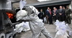 Perú incinera 1,2 toneladas de droga, en su mayoría cocaína y marihuana
La Policía de Perú incinera alrededor de 1,2 toneladas de droga, en su mayoría cocaína y marihuana, procedentes de diferentes incautaciones realizadas en las últimas semanas.