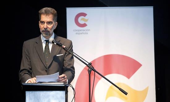 Destacan el trabajo de un centenar de cooperantes españoles en Perú
El embajador de España En Perú, Ernesto Zulueta Habsburgo-Lorena, inaugura el conversatorio "Rol y contribución de la sociedad civil en la Agenda Post 2015", en el marco de la celebración del Día del Cooperante en Lima (Perú).