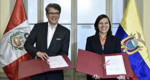 Perú y Ecuador analizan ejes de desarrollo de zona de integración fronteriza
La ministra de Relaciones Exteriores de Perú, Ana María Sánchez (d) es vista junto al ministro ecuatoriano en funciones de Relaciones Exteriores y Movilidad Humana, Xavier Lasso (i) durante la XIV Reunión de la Comisión de Vecindad peruano-ecuatoriana en Lima (Perú).