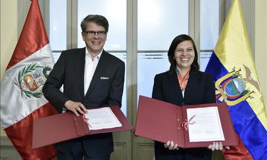 Perú y Ecuador analizan ejes de desarrollo de zona de integración fronteriza
La ministra de Relaciones Exteriores de Perú, Ana María Sánchez (d) es vista junto al ministro ecuatoriano en funciones de Relaciones Exteriores y Movilidad Humana, Xavier Lasso (i) durante la XIV Reunión de la Comisión de Vecindad peruano-ecuatoriana en Lima (Perú).