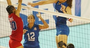 Dieciséis equipos competirán en Puerto Rico en torneo mundial voleibol sub'20
La jugadora portorriqueña Jetzabel del Valle (c) junto a su compañera Xiomara Molero, durante un encuentro con el equipo de República Dominicana.