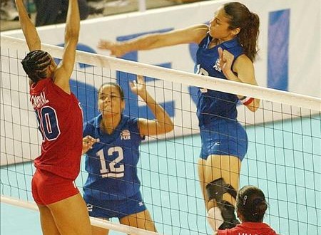 Dieciséis equipos competirán en Puerto Rico en torneo mundial voleibol sub'20
La jugadora portorriqueña Jetzabel del Valle (c) junto a su compañera Xiomara Molero, durante un encuentro con el equipo de República Dominicana.