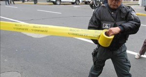 Encuentran cuatro artefactos en Lima, dos con pancartas alusivas a Sendero Luminoso
El primer artefacto, hallado en una calle del centro de la capital cercana al Ministerio de Transportes y Comunicaciones (MTC), era una granada de guerra, la cual fue detonada por agentes de la Unidad de Desactivación de Explosivos (Udex).