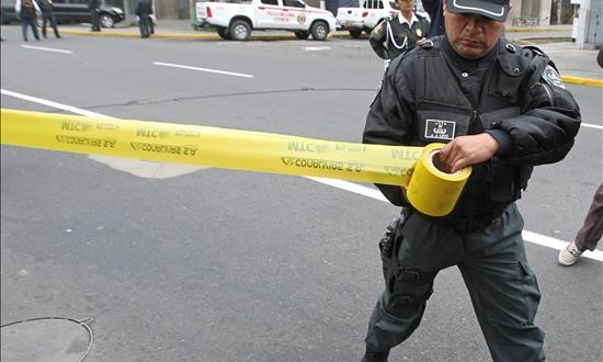 Encuentran cuatro artefactos en Lima, dos con pancartas alusivas a Sendero Luminoso
El primer artefacto, hallado en una calle del centro de la capital cercana al Ministerio de Transportes y Comunicaciones (MTC), era una granada de guerra, la cual fue detonada por agentes de la Unidad de Desactivación de Explosivos (Udex).