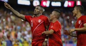 Perú amplía sus opciones y evidencia errores defensivos
Jefferson Farfán (i) de Perú celebra su gol ante Colombia el 8 de septiembre de 2015, durante un partido amistoso ante Colombia en el estadio Red Bull Arena de Nueva Jersey (EE.UU.).