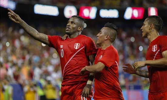 Perú amplía sus opciones y evidencia errores defensivos
Jefferson Farfán (i) de Perú celebra su gol ante Colombia el 8 de septiembre de 2015, durante un partido amistoso ante Colombia en el estadio Red Bull Arena de Nueva Jersey (EE.UU.).