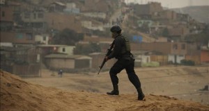 La inseguridad ciudadana golpea en el último año de Ollanta Humala
Cada día aparecen nuevas modalidades de asalto y extorsión dirigidas a ciudadanos comunes, muchas veces planeadas desde las cárceles, razón por la cual ha ido creciendo el apoyo, en las redes sociales, a las golpizas y detenciones de delincuentes en las calles.