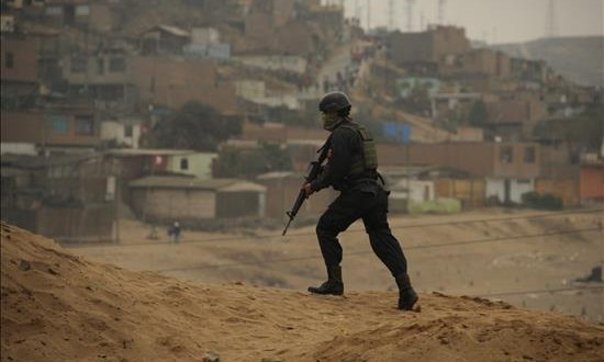 La inseguridad ciudadana golpea en el último año de Ollanta Humala
Cada día aparecen nuevas modalidades de asalto y extorsión dirigidas a ciudadanos comunes, muchas veces planeadas desde las cárceles, razón por la cual ha ido creciendo el apoyo, en las redes sociales, a las golpizas y detenciones de delincuentes en las calles.