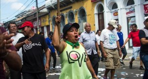 Manifestantes levantan toma de pozos petroleros en Perú para iniciar diálogo
Un grupo de personas se manifiesta contra la explotación privada del lote petrolero 192, el mayor del país, el 2 de septiembre de 2015.