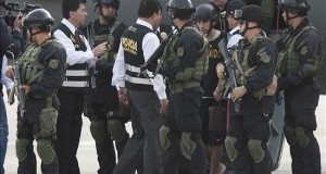 El presunto narcotraficante Oropeza es encarcelado tras pasar la noche en un calabozo
El presunto narcotraficante Gerald Oropeza (4d) es escoltado por autoridades peruanas a su llegada, el pasado 13 de septiembre, al Grupo Aéreo 8 de la Fuerza Aérea en Lima (Perú).