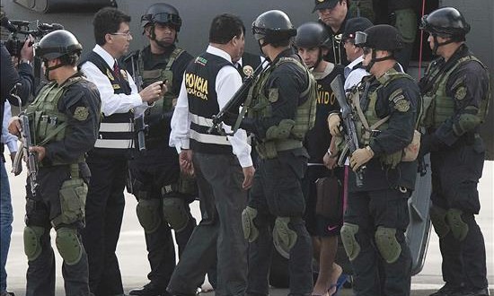 El presunto narcotraficante Oropeza es encarcelado tras pasar la noche en un calabozo
El presunto narcotraficante Gerald Oropeza (4d) es escoltado por autoridades peruanas a su llegada, el pasado 13 de septiembre, al Grupo Aéreo 8 de la Fuerza Aérea en Lima (Perú).