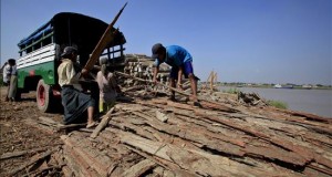Detienen a 3 presuntos madereros en territorio indígena de la Amazonía de Perú
La operación se realizó después de que el fiscal provincial especializado en Materia Ambiental de Ucayali, José Luis Guzmán, advirtiera sobre la necesidad de intervenir en la zona porque se registraba una "deforestación indiscriminada en gran escala" que amenazaba los bosques altos de la comunidad nativa.